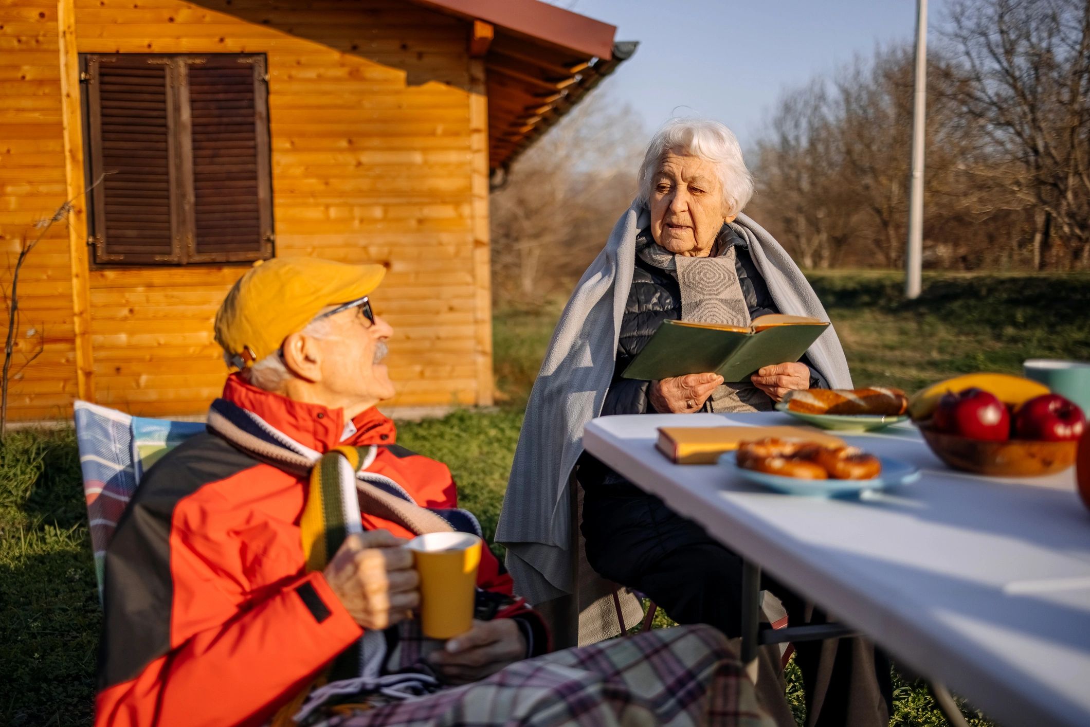 Seniors discutant de planification de la retraite